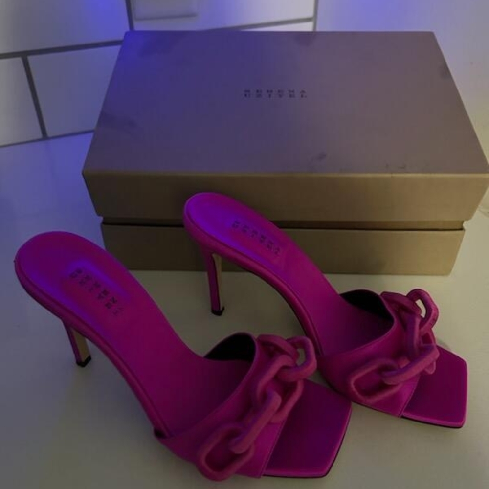 Elegant Fuchsia Chain Heeled Sandals